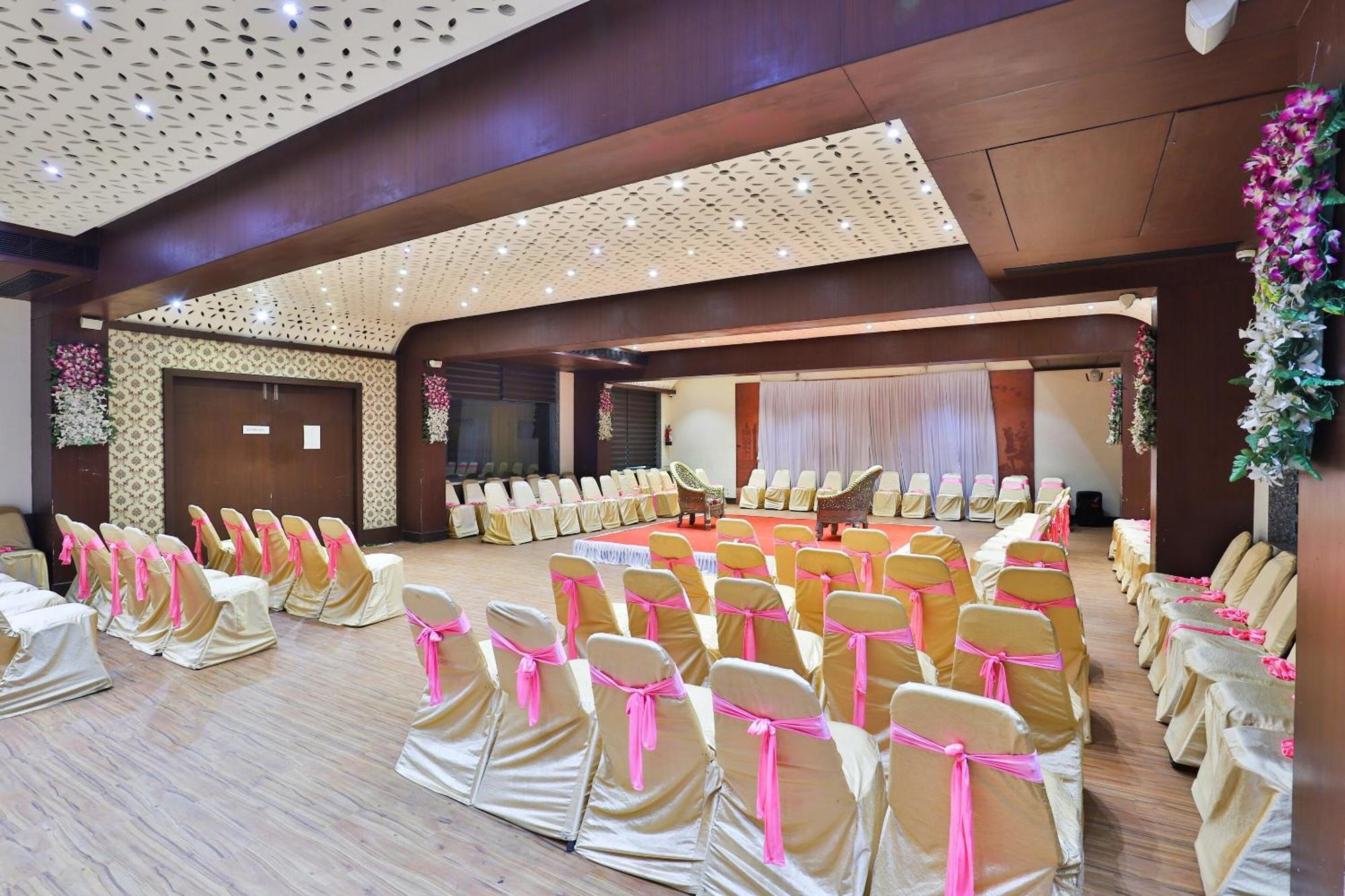 Oyo 4320 Hotel Aum Regency Vadodara Exterior photo